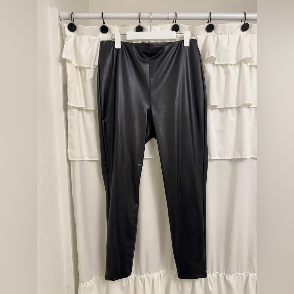 Express women’s faux leather legging in the size large!